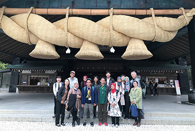 Photo of guests visiting Izumo Taisha Shrine as part of an exchange program with  Southeast Asian Muslim youth