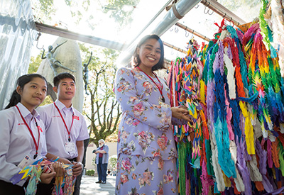 Photo of NIHONGO Partners Japanese-language learners and senbazuru (paper cranes) in Hiroshima 