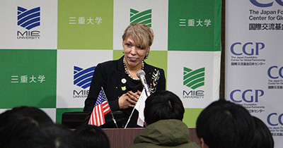 Photo of Dr. Cynthia Teniente-Matson lectures at Mie University