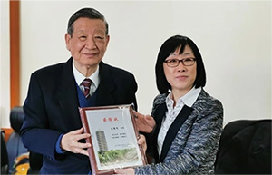 Photo of Prof. LI Hanmei, Chinese Senior Professor giving a certificate of appreciation to Prof. LIU Deyou