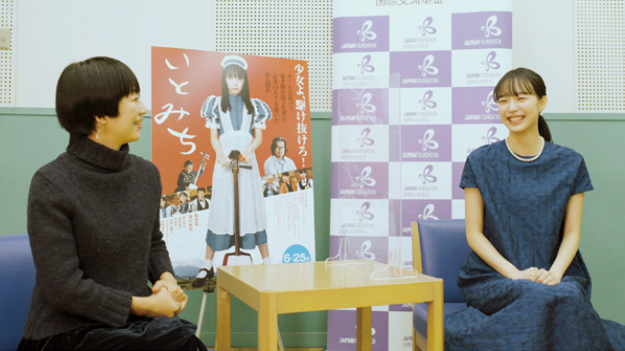 Photo of an interview with the director YOKOHAMA Satoko and the leading actor KOMAI Ren of the movie "Itomichi"