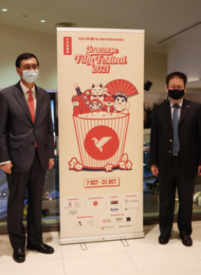 Photo of YAMAZAKI Jun, Ambassador Extraordinary and Plenipotentiary of Japan to Singapore, and Kenneth Tan, Chairman of the Singapore Film Society