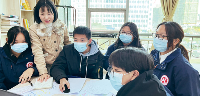 Photo of students from Huanggang Foreign Language School in China interacting with students from Kochi Prefectural Kochi Higashi High School