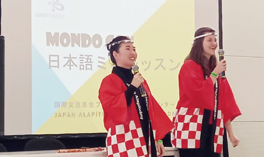 Photo of a Japanese mini-lesson on a special stage at MondoCon by the Japan Foundation, Budapest