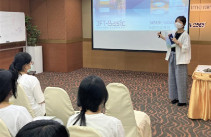 Photo of a “Japanese for Life in Japan” coordinator in Thailand introducing JFT-Basic