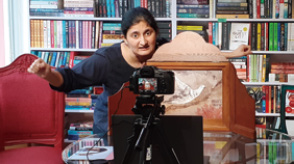 Photo of Vasundhara Bahuguna reading aloud the kamishibai online