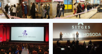 Photo of people lining up in Madrid for the “Director NARUSE Mikio Special Feature,” the venue of the Sitges International Fantastic Film Festival of Catalonia, and photo of Director HOSODA Mamoru received an award