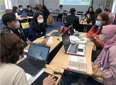 Photo of classroom scene from a training course for Japanese-language teachers overseas (The Japan Foundation Japanese-Language Institute, Urawa)