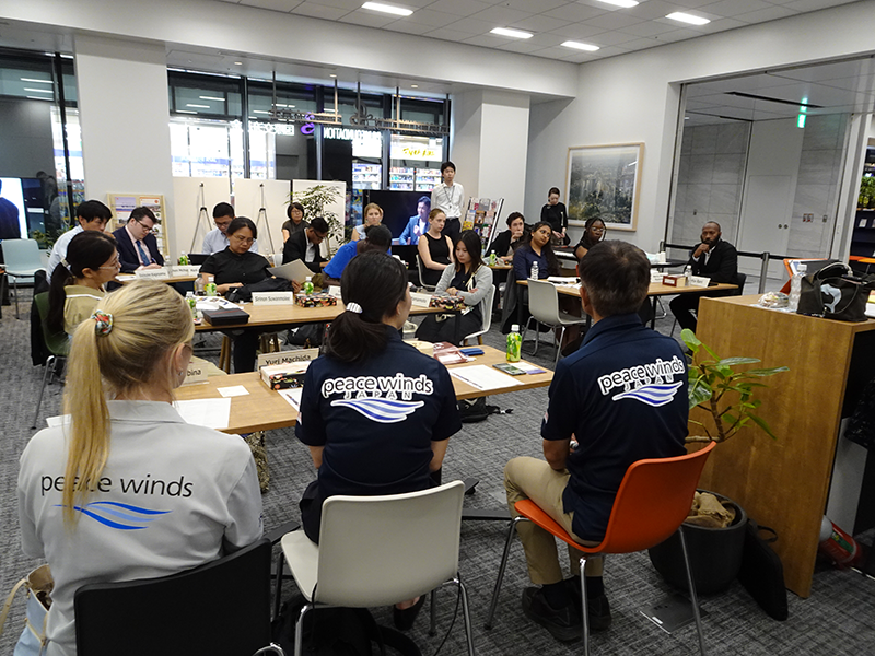 Participants in the Japan training program are having a discussion at the Japan Foundation's Tokyo headquarters.