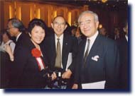 会場内の3名並んだ人物（左:ヒラノ氏）の写真