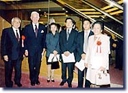 会場風景(左:山本氏)の写真