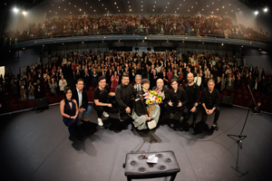 Photo of performing artists, audience and members of Peruvian Japanese Association