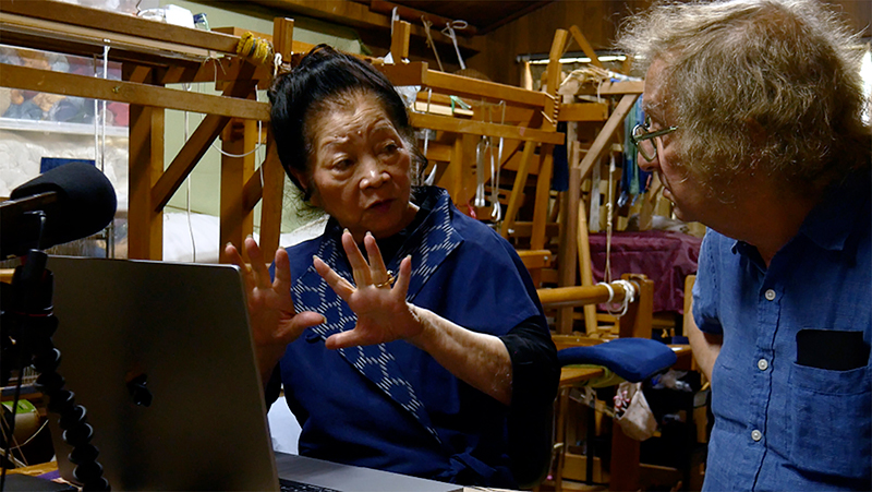 「沖縄の織物」について語り合う宿嶋京子氏とマーティ・グロス氏