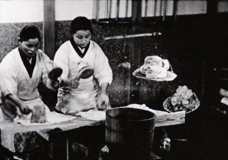 1938年女性2名が手作業で和紙を作っている様子の白黒写真。
