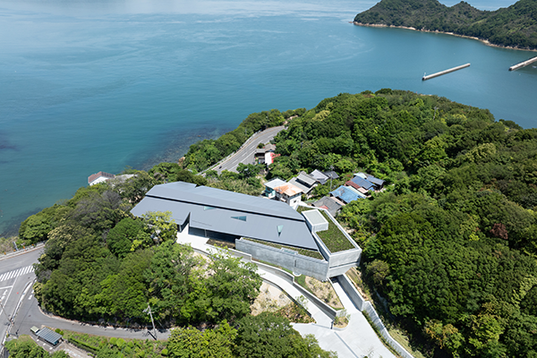 上空から撮影された直島新美術館の外観。