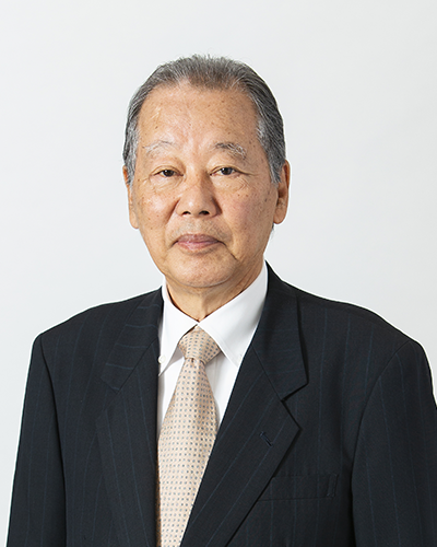 福武 總一郎氏の近影。黒いスーツを着た福武氏が白い背景の場所にいる。