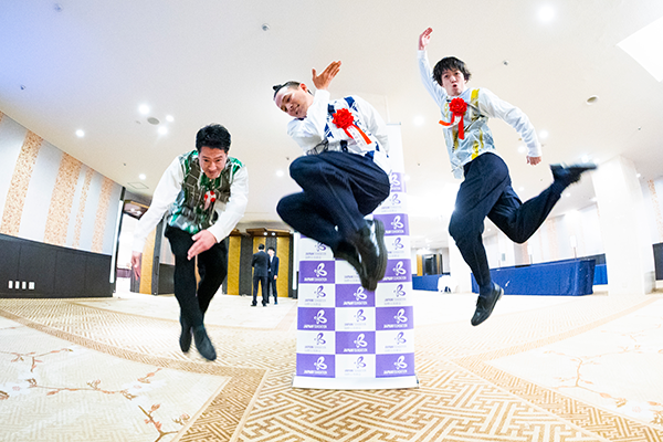 授賞式会場のロビーにて、んまつーポス3名が跳ねているポーズをしている。