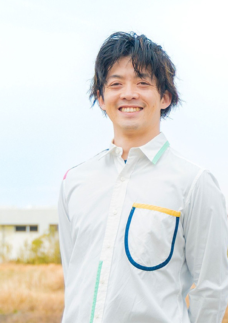 屋外で撮影された野邊壮平氏のポートレート