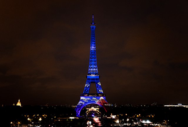 青いライトのエッフェル塔の写真
