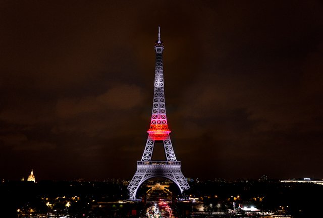 Photo of Eiffel Tower (white light)