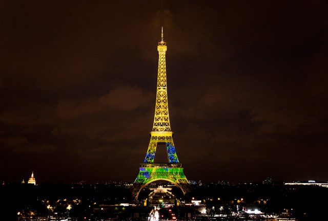 黄色いライトのエッフェル塔の写真