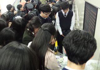 JR新大久保駅での追悼・献花の写真