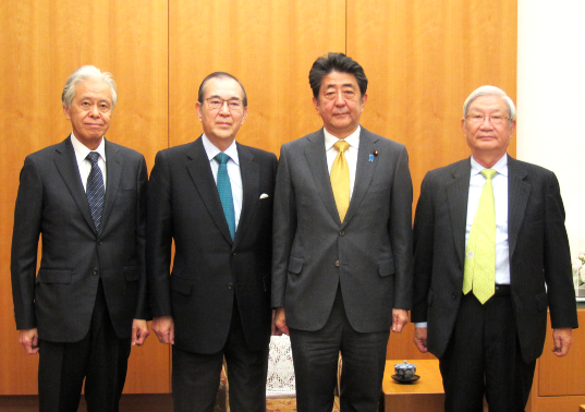 左から安藤理事長、山内昌之氏、安倍晋三内閣総理大臣、五百旗頭真氏の画像