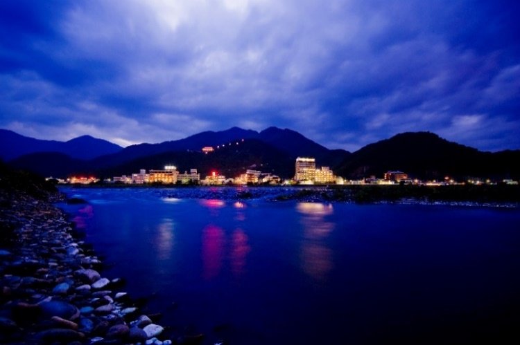 ライブ配信を行う戸倉上山田温泉の夜景