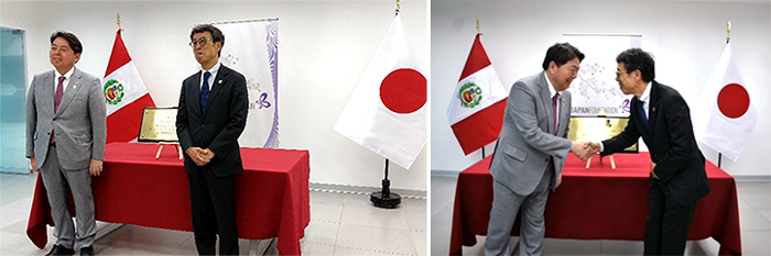 リマ日本文化センター開所の記念プレートを除幕する林芳正外務大臣(左)と国際交流基金理事長・梅本和義(右)の画像