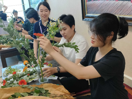 授業風景2 生け花に取り組む様子の写真