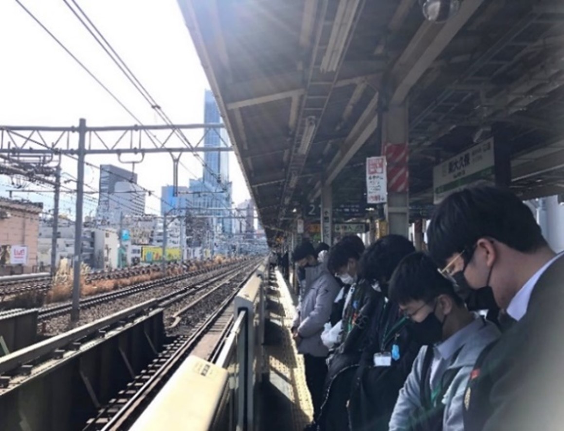 JR新大久保駅での追悼・献花の写真