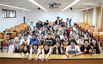 関西大学学生チームと雲南師範大学学生の写真