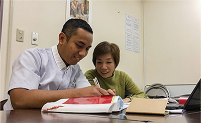 インドネシアに派遣された島田富子氏の写真