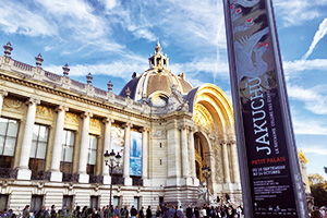 「若冲―〈動植綵絵〉を中心に」展を開催したパリ市立プティ・パレ美術館前の写真