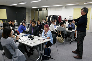 地域や分野を越えた研究協力について、園田茂人・東京大学教授と共に議論する参加者たちの写真1