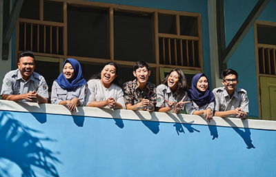 インドネシア派遣の"日本語パートナーズ"が派遣校の生徒と一緒に並んでいる写真