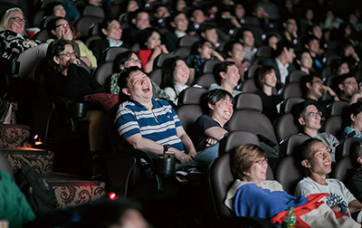 シンガポール日本映画祭で映画を見ている観客の写真