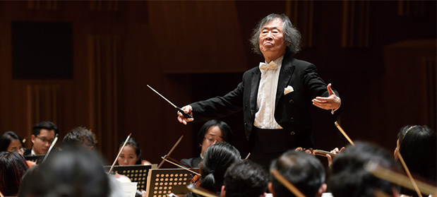 「響きあうアジア2019」ガラコンサートでの指揮者小林研一郎氏とオーケストラの写真