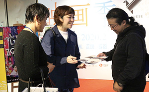 広州の上映会場にて。『ブルーアワーにぶっ飛ばす』箱田優子監督（中央）とファンたちの写真