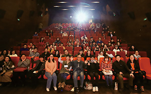 北京の上映会場にて。『引越し大名！』犬童一心監督（中央）とファンたちの写真