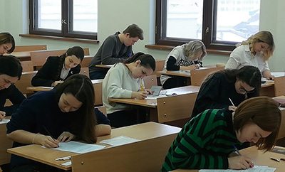 カザン（ロシア）での日本語能力試験（JLPT）の写真
