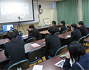 互いの地元の観光地を紹介し合う西安外国語大学附属西安外国語学校と和歌山県立橋本高等学校の生徒の写真