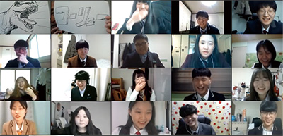 李秀賢氏記念韓国青少年研修オンライン修了式にて笑顔を見せる韓国の高校生たちの写真