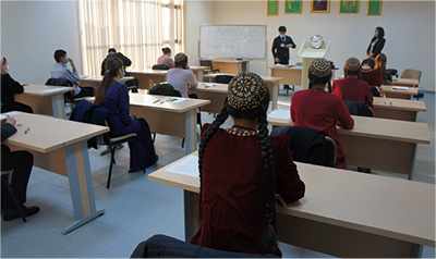 トルクメニスタンのアシガバットで日本語能力試験（JLPT）を実施した際のの写真