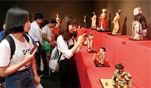 ベトナム日本文化交流センターによる「日本人形」国内巡回展の写真
