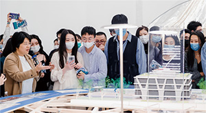 〈Beyond Borders: Architectures of Japan〉（2022年11月～2023 年2月、中国・深セン）におけるジャオ・チー氏（建築史家）による展示ガイドツアーの写真