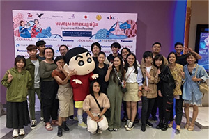カンボジア日本映画祭にて、クレヨンしんちゃんとファンたちの写真