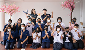 日本語パートナーズによる現地生徒への日本文化紹介後の集合写真
