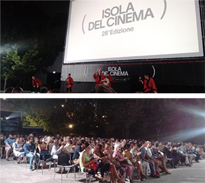 イゾラ・デル・チネマ映画祭のスクリーンと会場の2枚の写真