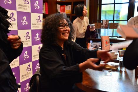 上海蔦屋書店での講演会で読者にサインをする伊藤比呂美先生